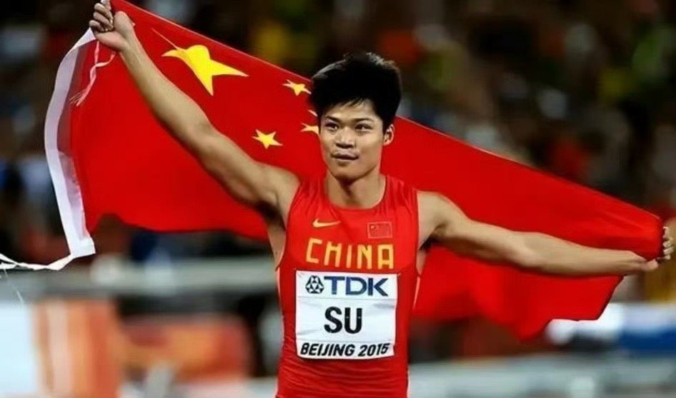 苏炳添刘畊宏俯卧撑较劲 / 苏炳添来村冬奥会像回到了训练场 著名运动员苏炳添和健