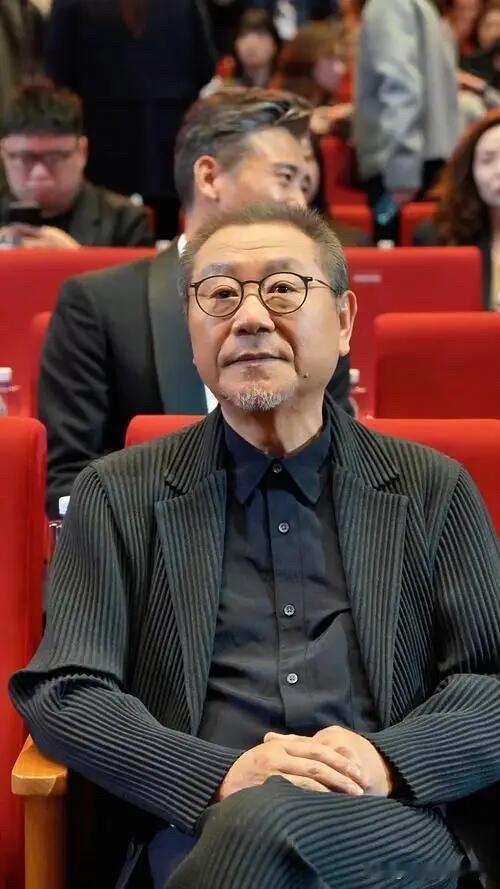 64岁的范伟瘦了好多，跟以前舞台上那个憨态可掬的他差别好大啊啊，估计有很多影迷一