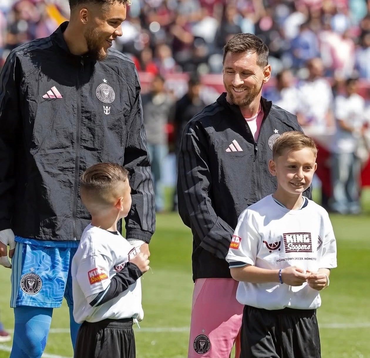 一位孩子说：你比克里斯蒂亚诺更好，因为你赢得了世界杯。梅西：😄 