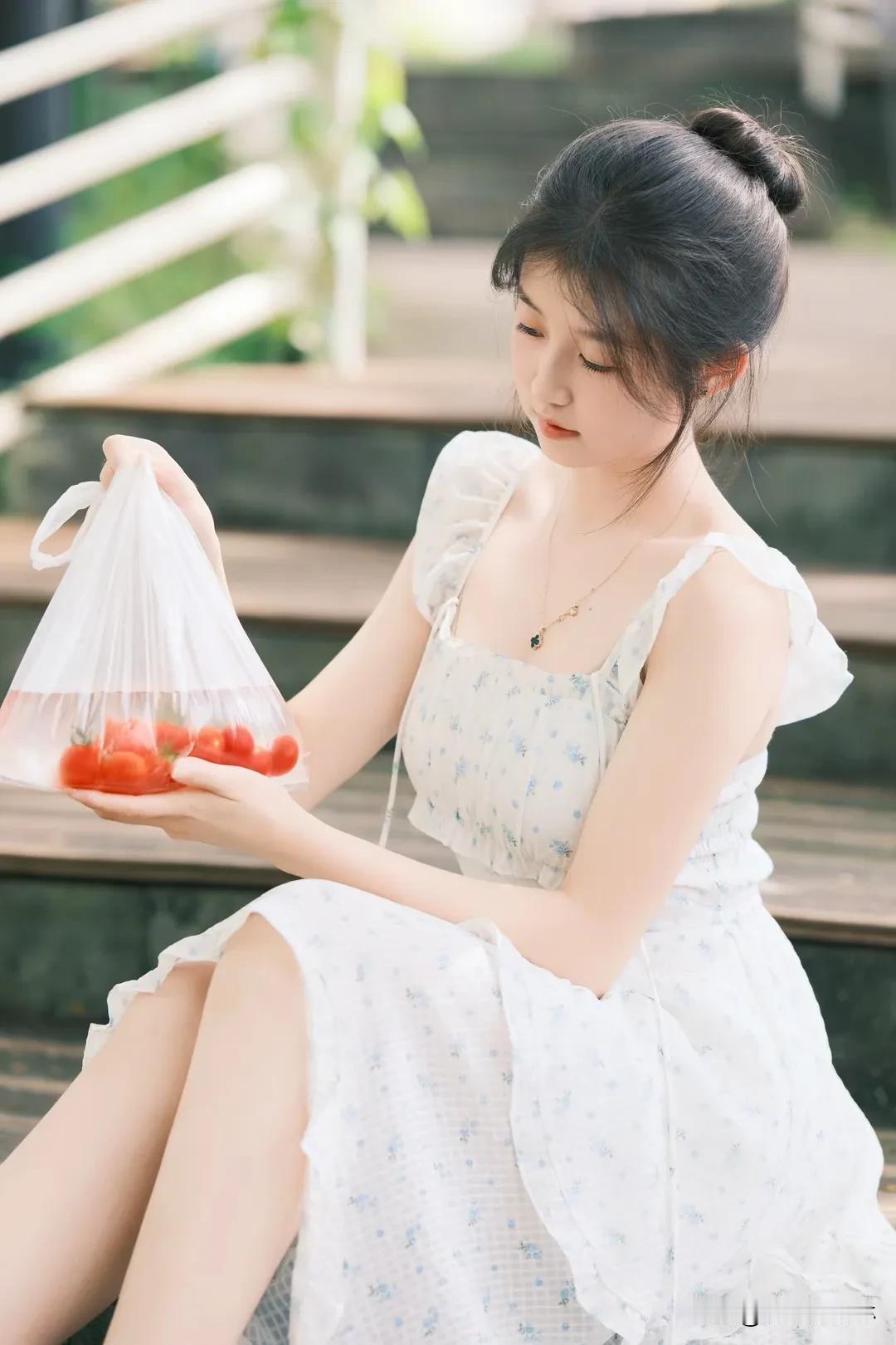 水果治愈系女孩
指尖轻捏鲜果，
笑容甜过西瓜汁。  
一口清脆，
满屏都是夏天的