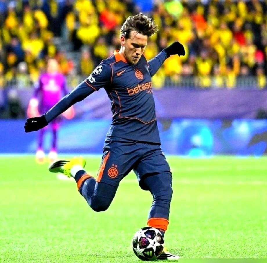 队长劳塔罗伤了，中场核心巴雷拉、恰尔汗奥卢全停赛。一夜之间，国米的腰和腿几乎都被