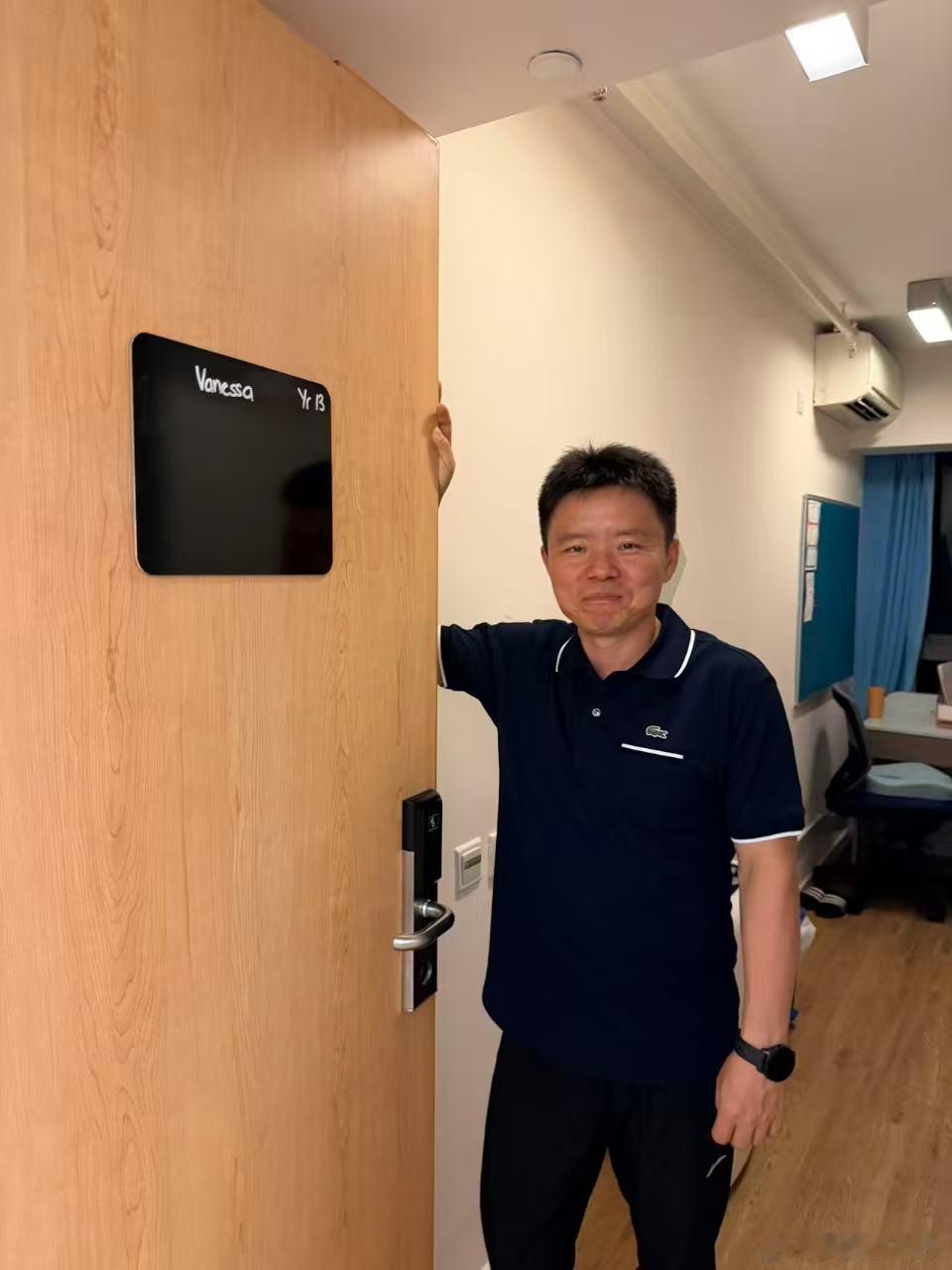 周日老汪先把二姐送去学校，再赶去机场。参加完弟弟的结业礼，他又要匆忙赶回家，我说