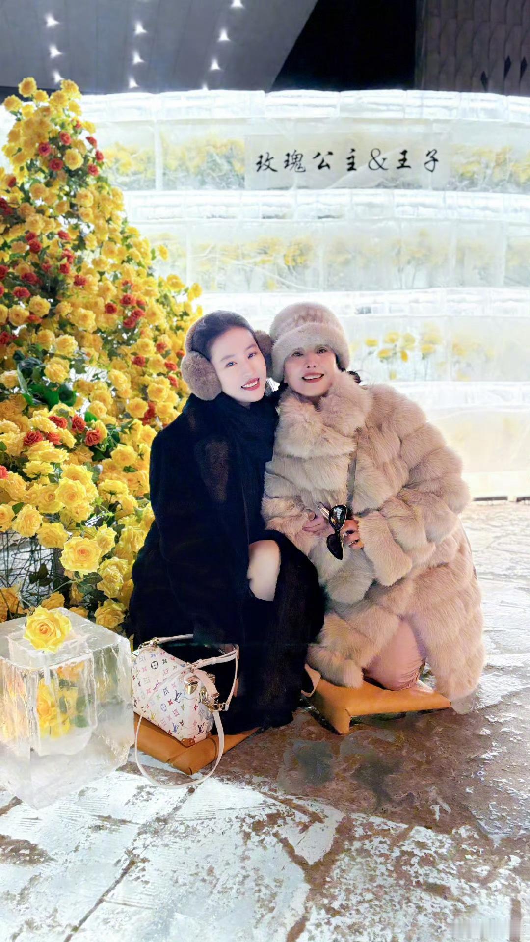 跟妈妈在一起的时候好像一个甜甜的小妹宝 