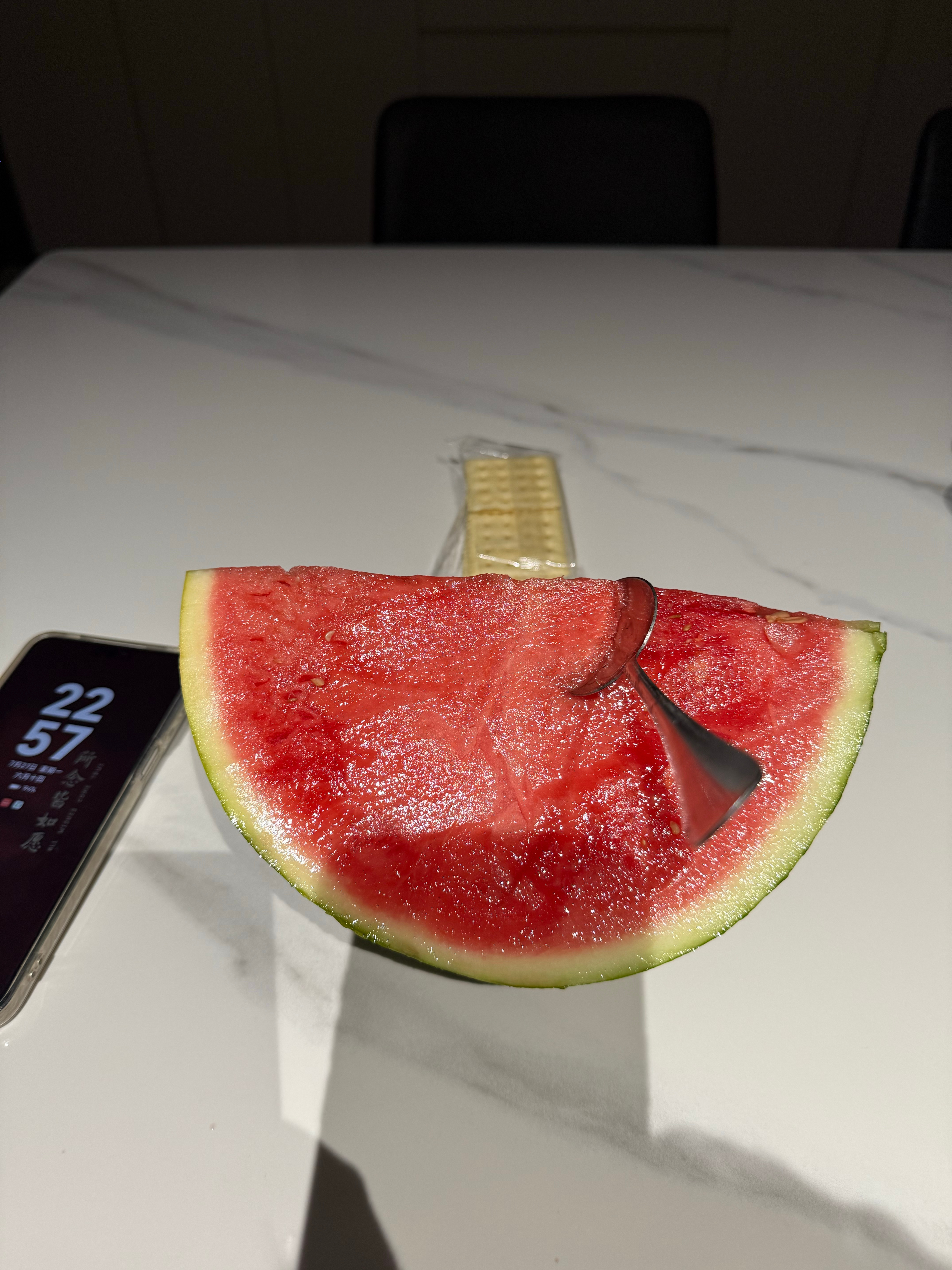 跟几个朋友吃完宵夜回到家还有我老婆给我冰好的西瓜真幸福啊 