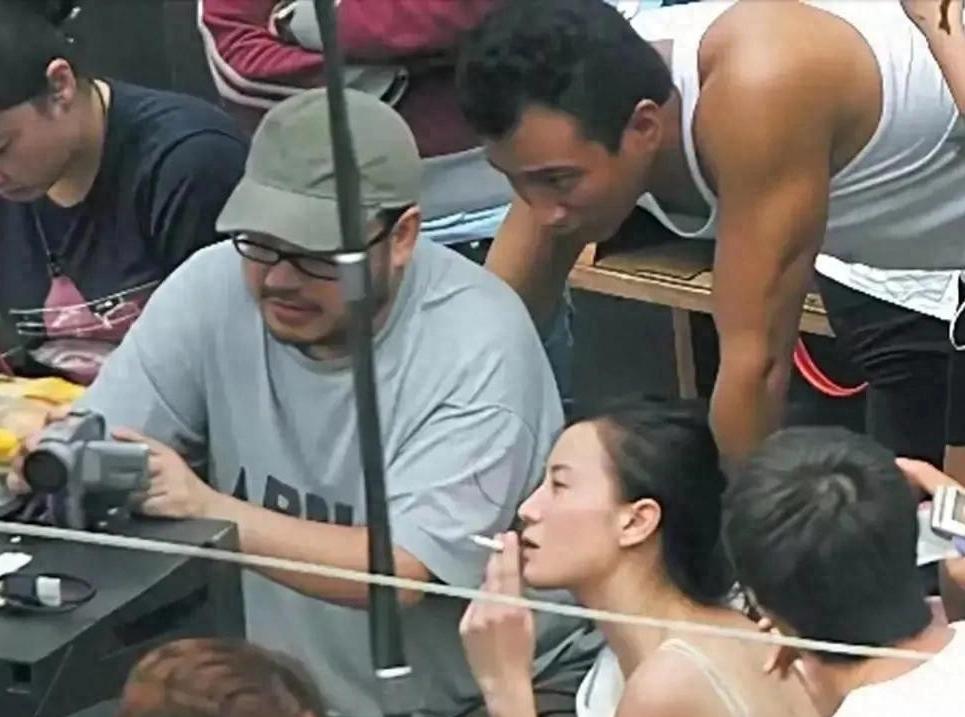 宋佳这烟瘾真是没谁了！

听说她在剧组有个外号叫"宋一根"，意思是烟不离手，每天