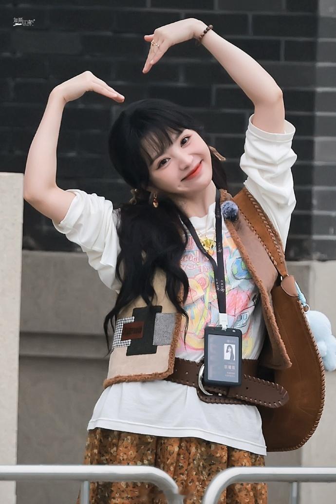 #田曦薇美拉德look##田曦薇美拉德上班路透# 田曦薇的美拉德上班造型，散发出