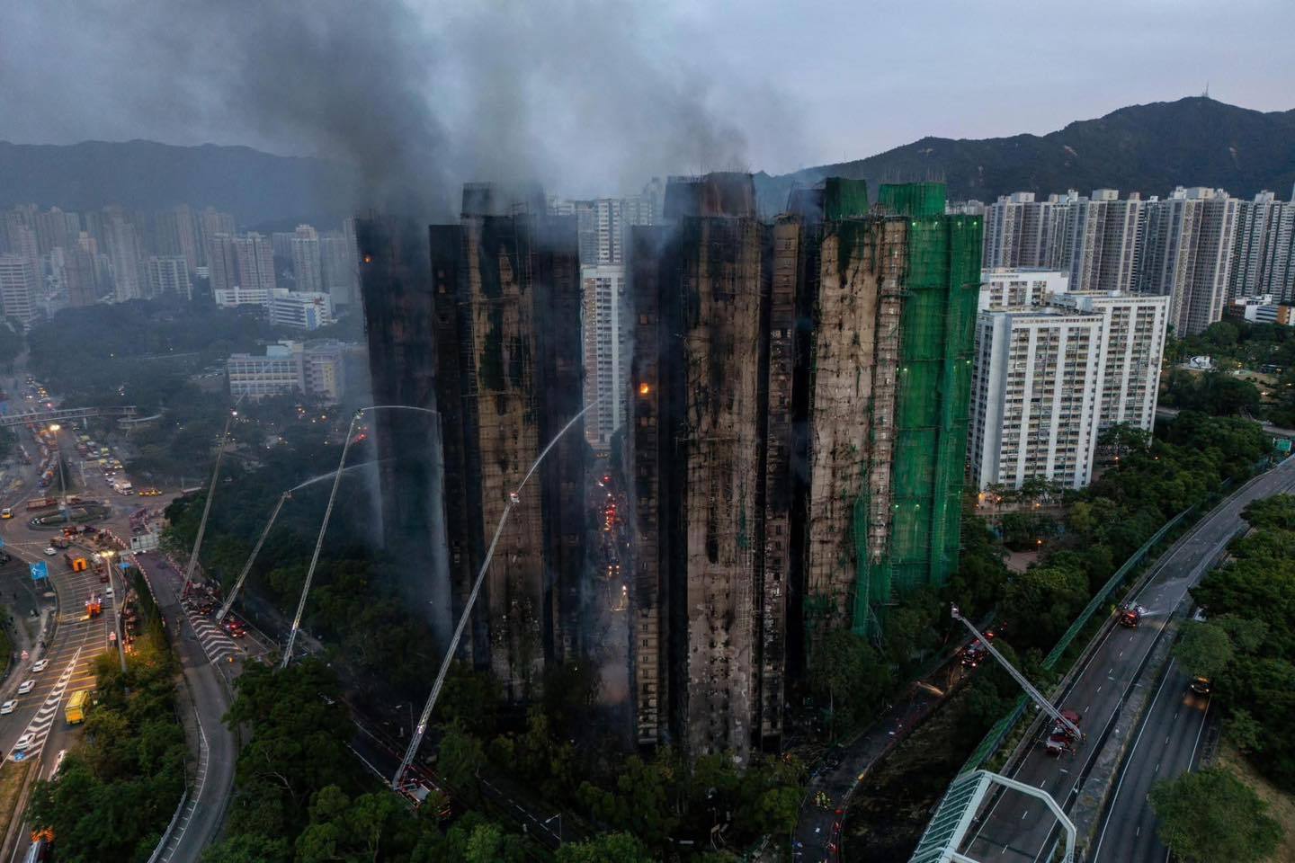 香港大火已致94人遇难 香港大埔宏福苑五級火已至94遇難 預計9時完成破門搜索工
