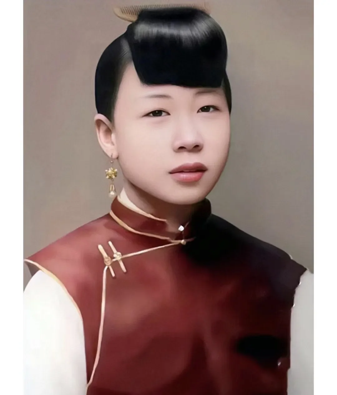 1935年，张学良要宴请一位贫病交加的风尘女子，赵四小姐疑惑不解：“少...