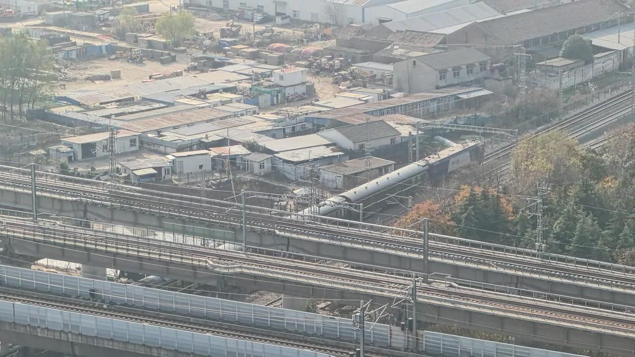 当绿皮火车遇上货运列车，在徐州大湖枢纽交汇的瞬间，仿佛时光都慢了下来。两车平行压