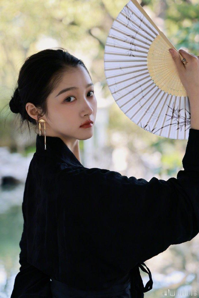 关晓彤震惊丁程鑫24岁了你好星期六一句感慨道尽时光匆匆，原来陪伴走过了这么多年。