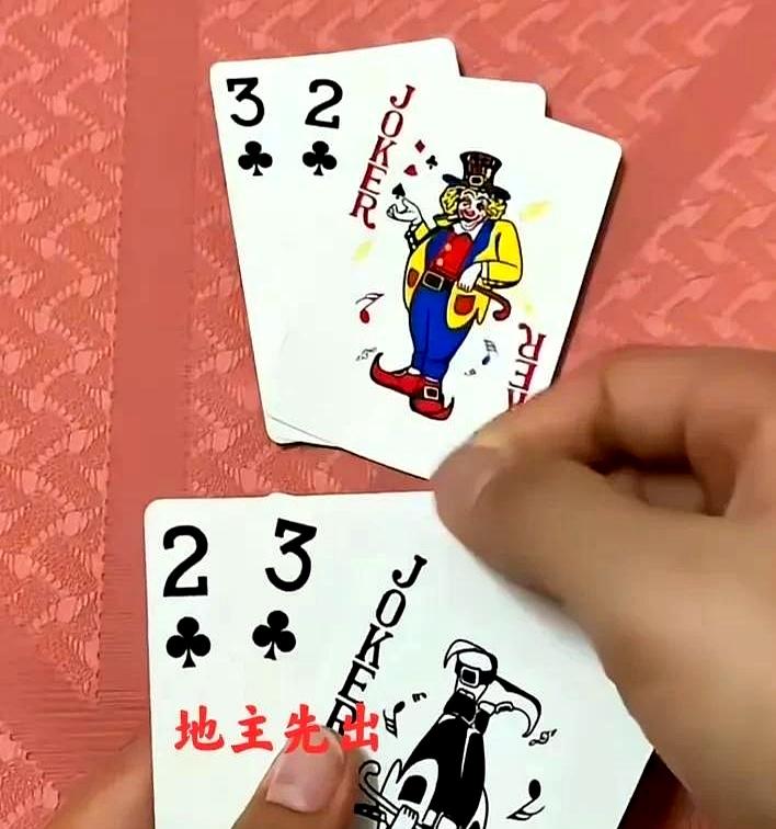 这把牌我问了十九个牌友，都说地主无解。
 

地主手里攥着小王，眼睛却只能盯着对