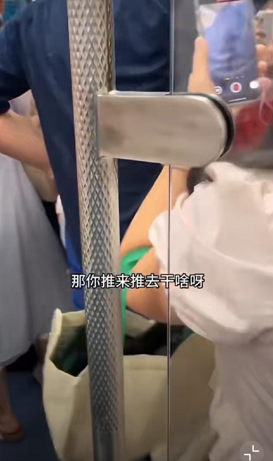 老太太带孩子坐地铁见没空座，把孩子硬塞到女乘客身上，车上乘客劝说无效，最后报警处