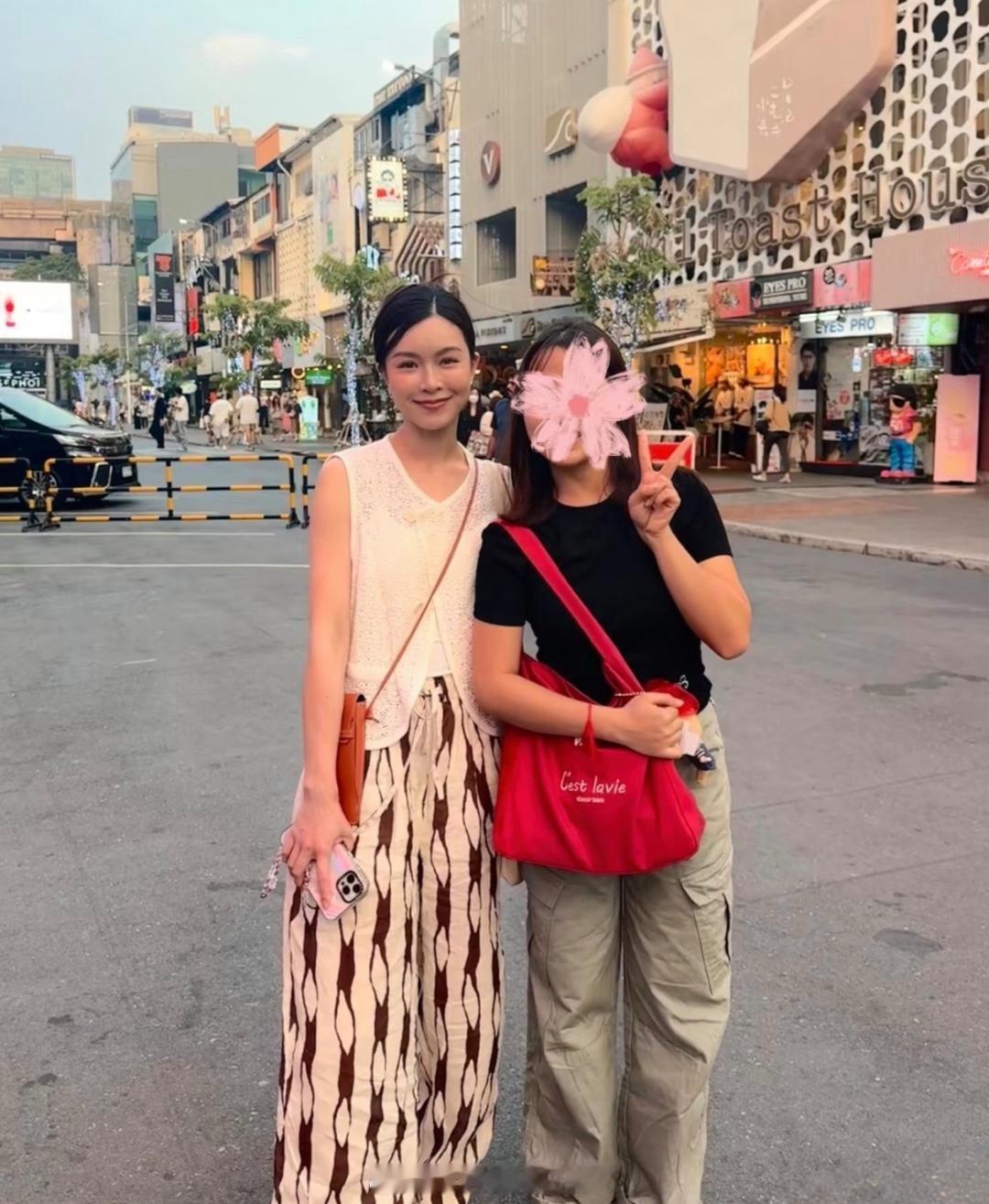 37岁文咏珊在泰国曼谷街头被偶遇，她刚生完第一胎，身材恢复得真好，整个人气血充盈