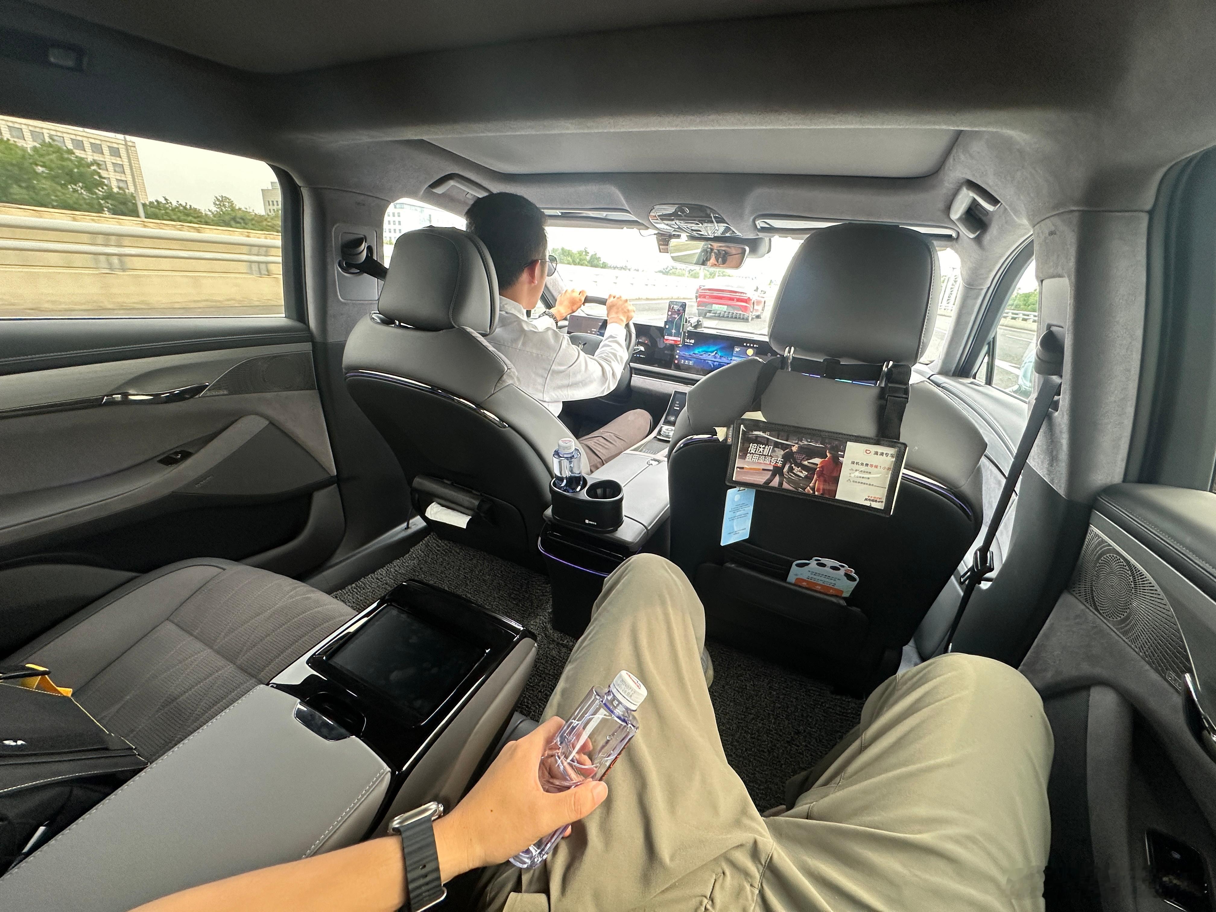 落地北京，今天打到一台岚图追光这车比奔驰E舒服太多了无论是地盘还是座椅角度我看首