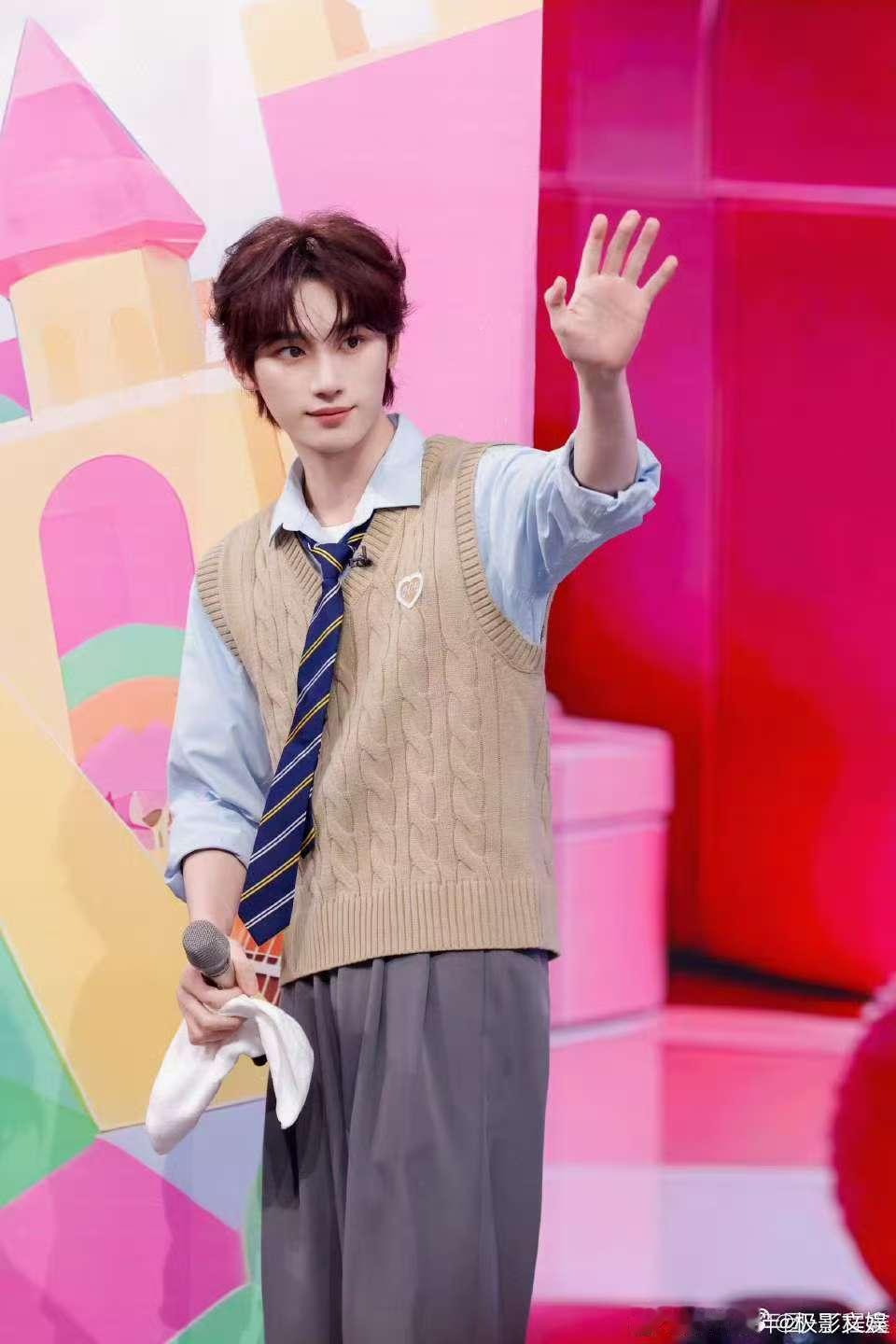 丁程鑫栀子花开呀丁程鑫加感情了丁程鑫栀子花开呀，哇塞，好耶 