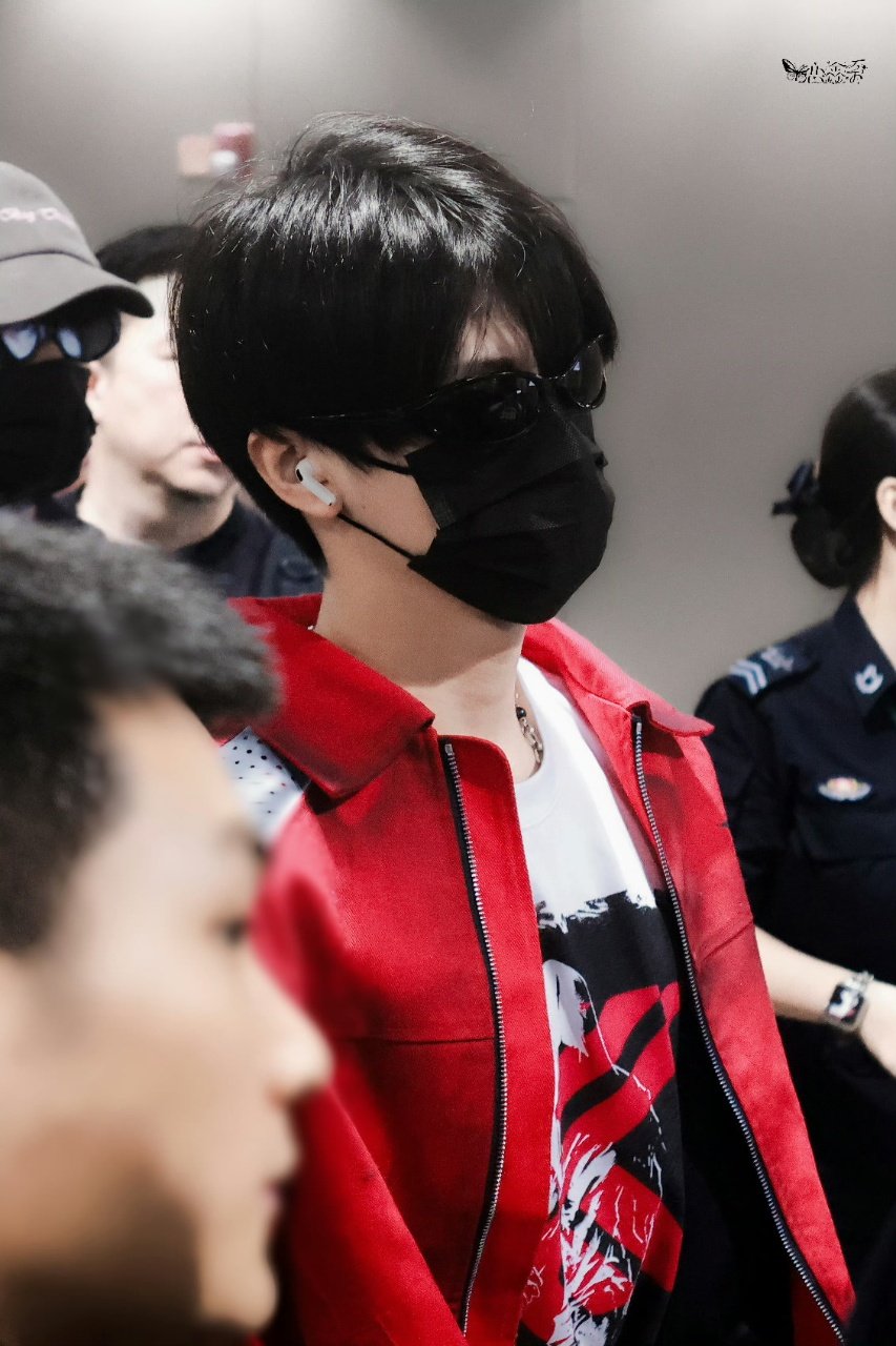 朱志鑫潮男穿搭朱志鑫机场allred真的好帅啊朱志鑫机场allred ​​​