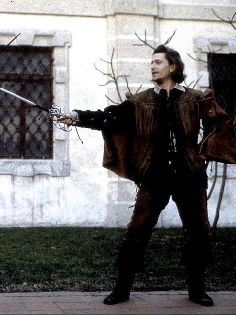 🤺1990年，蒂姆·罗斯与加里·奥德曼，在《君臣人子小命呜呼》中的击剑一幕。 