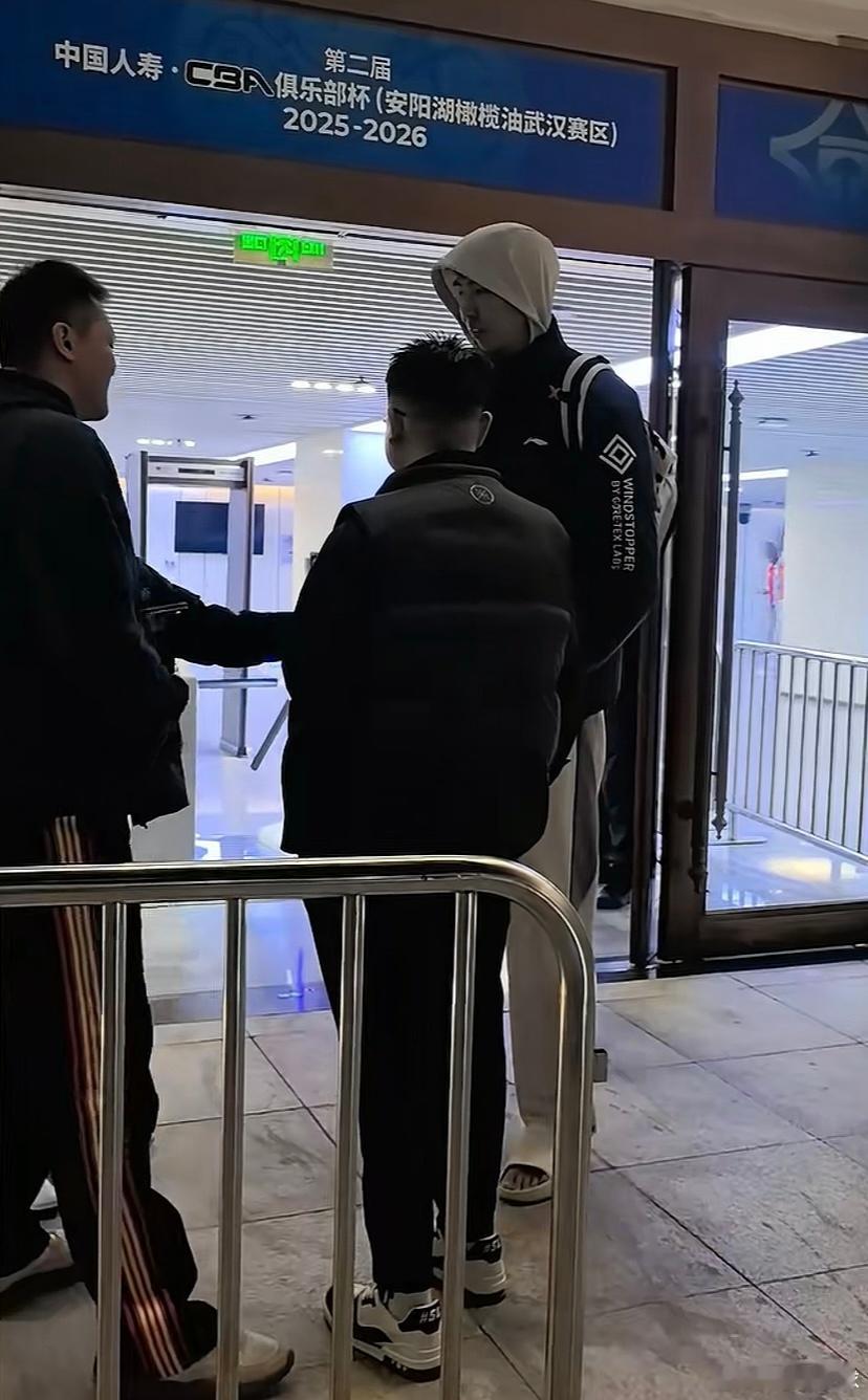 “打得可以啊！”来自朱总的赛后夸奖昨晚徐昕面对老东家6投全中拿到14分7篮板，今