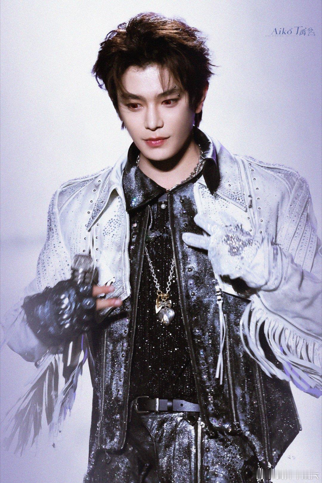 dyx “希望你永远不被世俗拖累，绚烂耀眼，做自己想做的事，成为自己想成为的人”