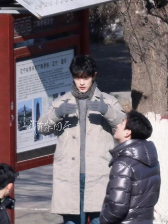 肖战王彦霖片场眼睛笑成一条缝肖战真一种极致的美，和王站一起，王是村里来的，肖战在