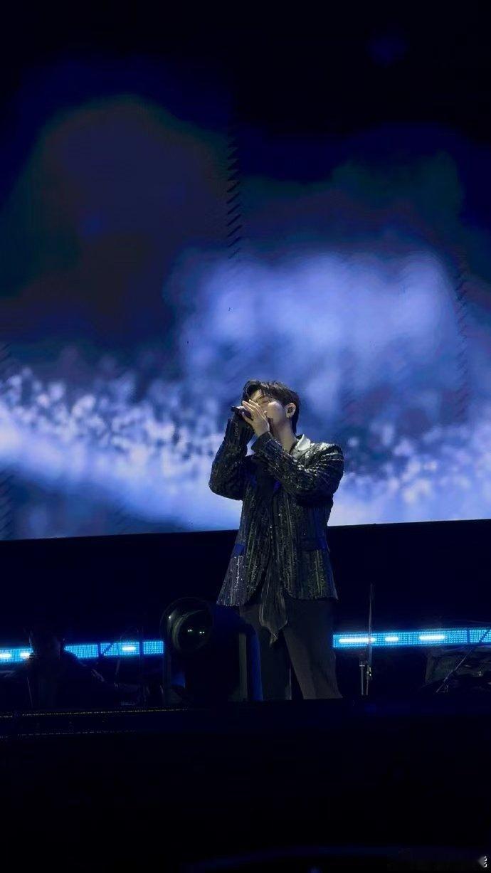 胡夏裤子崩了  演唱会上的小插曲，胡夏裤子崩开大喊“老子下班了”，粉丝直呼：这梗