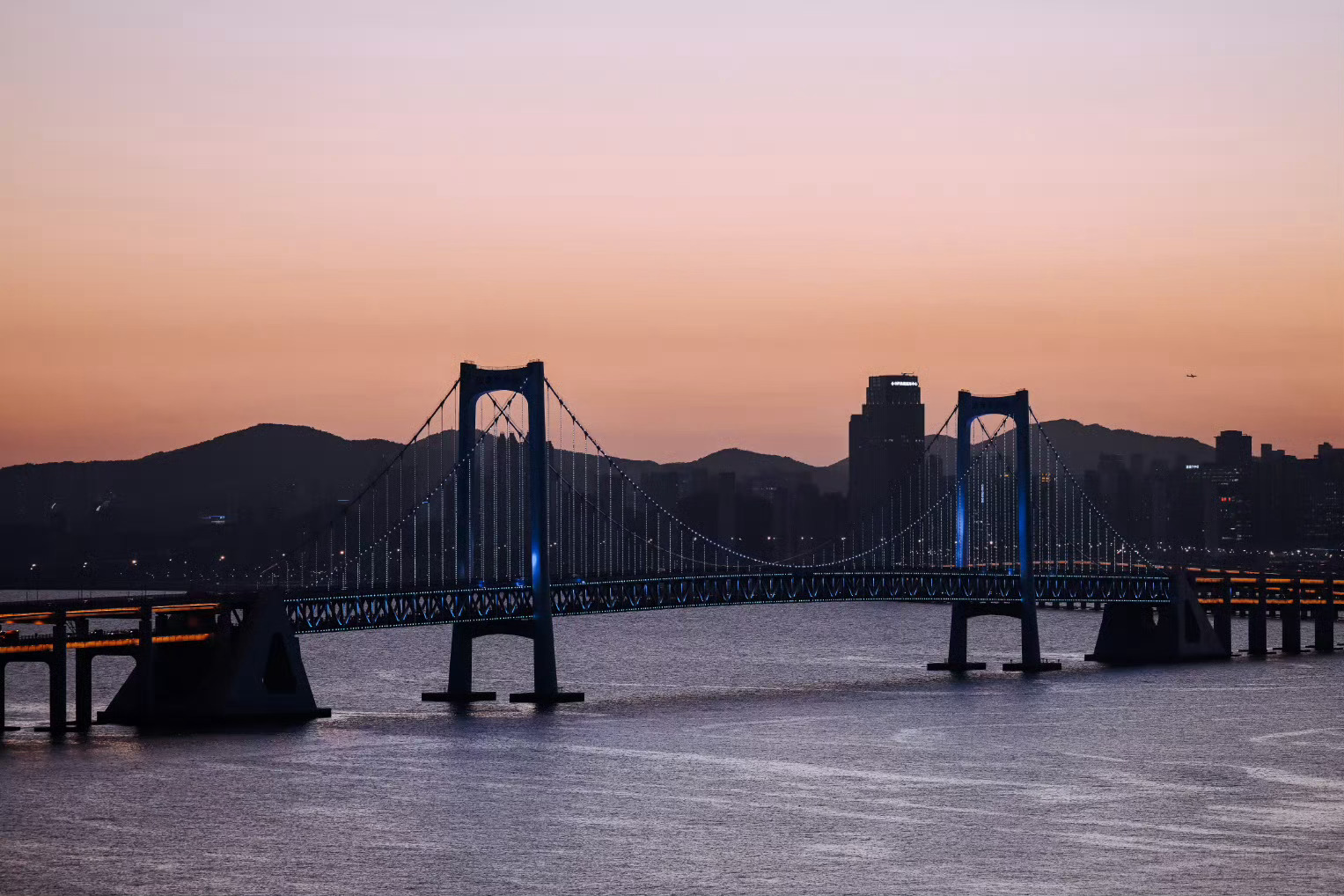 春节旅游休闲去哪玩 跨海大桥🌉，现在都喜欢去那边拍拍日落，非常漂亮。如果自己开