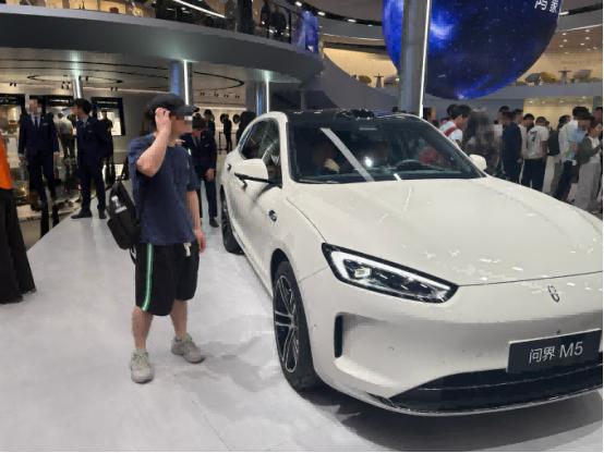 我跟男朋友来粤港澳大湾区车展选车，我主要是上下班用车，我看上了问界新M5 Ult