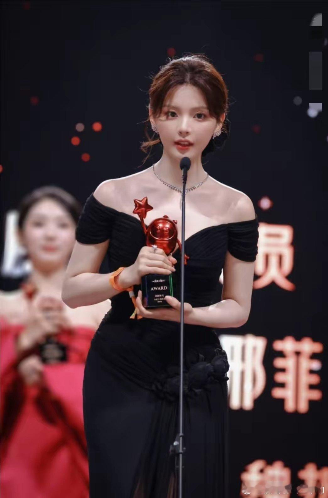 你可以说，杨超越五官平平，也可以说，杨超越演技平平，唯独有一点，你喷不了她，那就