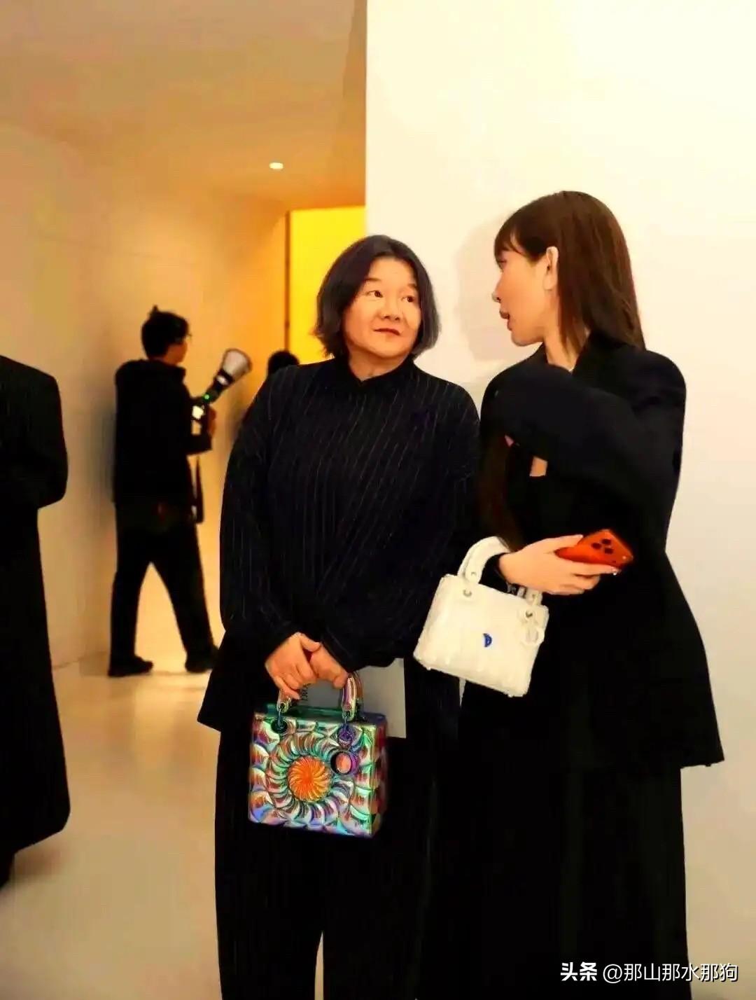 洪晃曾经把北京人艺一位著名的老演员的舞蹈演员媳妇带进过外企。这个舞蹈演员作风特别