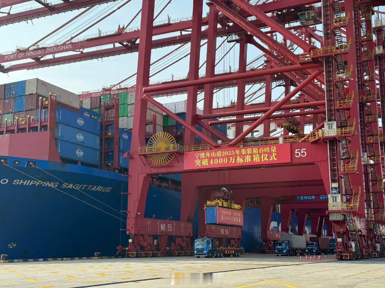 刷一条短视频的功夫，宁波舟山港就有上百个集装箱装船出海了，这速度真的看呆我 ！刚