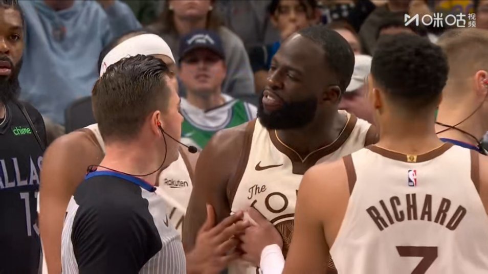 打他！梦！这裁判竟然吹你犯规？！你打他吧，啥事没有，我看你挺有理的