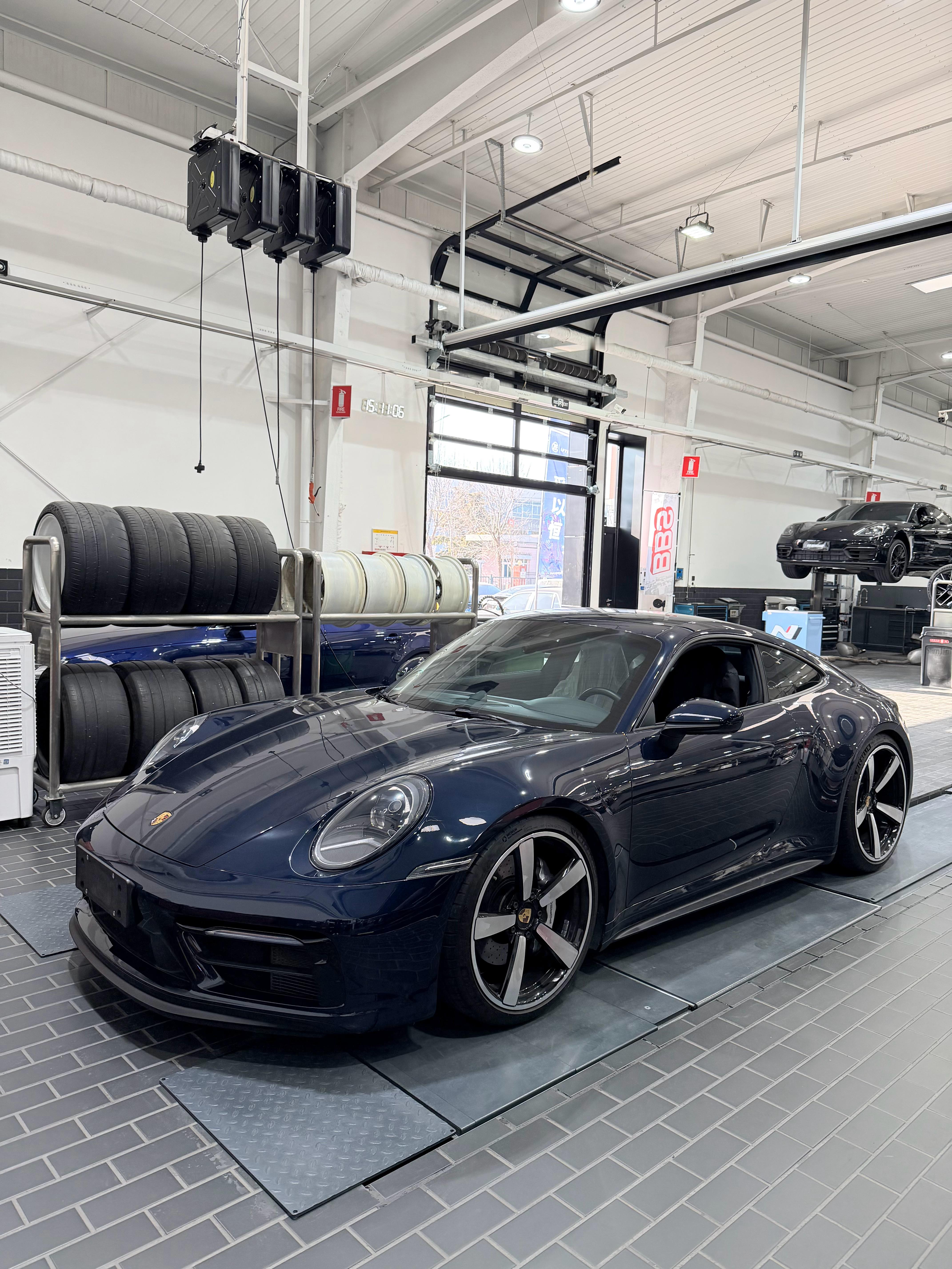 开过这么多911感觉carreraS是最平衡的甚至保时捷自己都觉得性价比太高不引