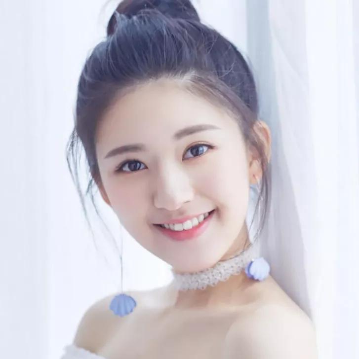 清辉照影，笑靥如花。月色如镜 蝶影红妆照 万里清辉照古今 秋月照清辉 照花颜 月