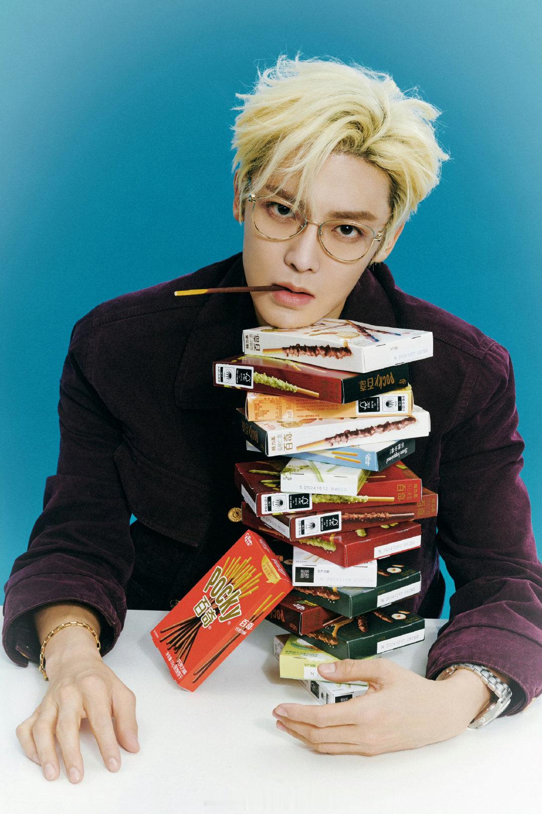 侯明昊的金发造型搭配金丝眼镜，简直太绝了，散发着无与伦比的魅力，堪称 daddy