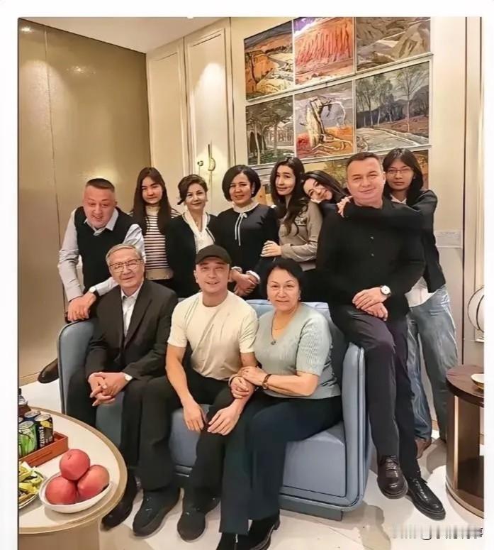 这世上最让人搞不懂的，
就是尼格买提的父母了。
明明各自离婚带娃，二婚重组，
还