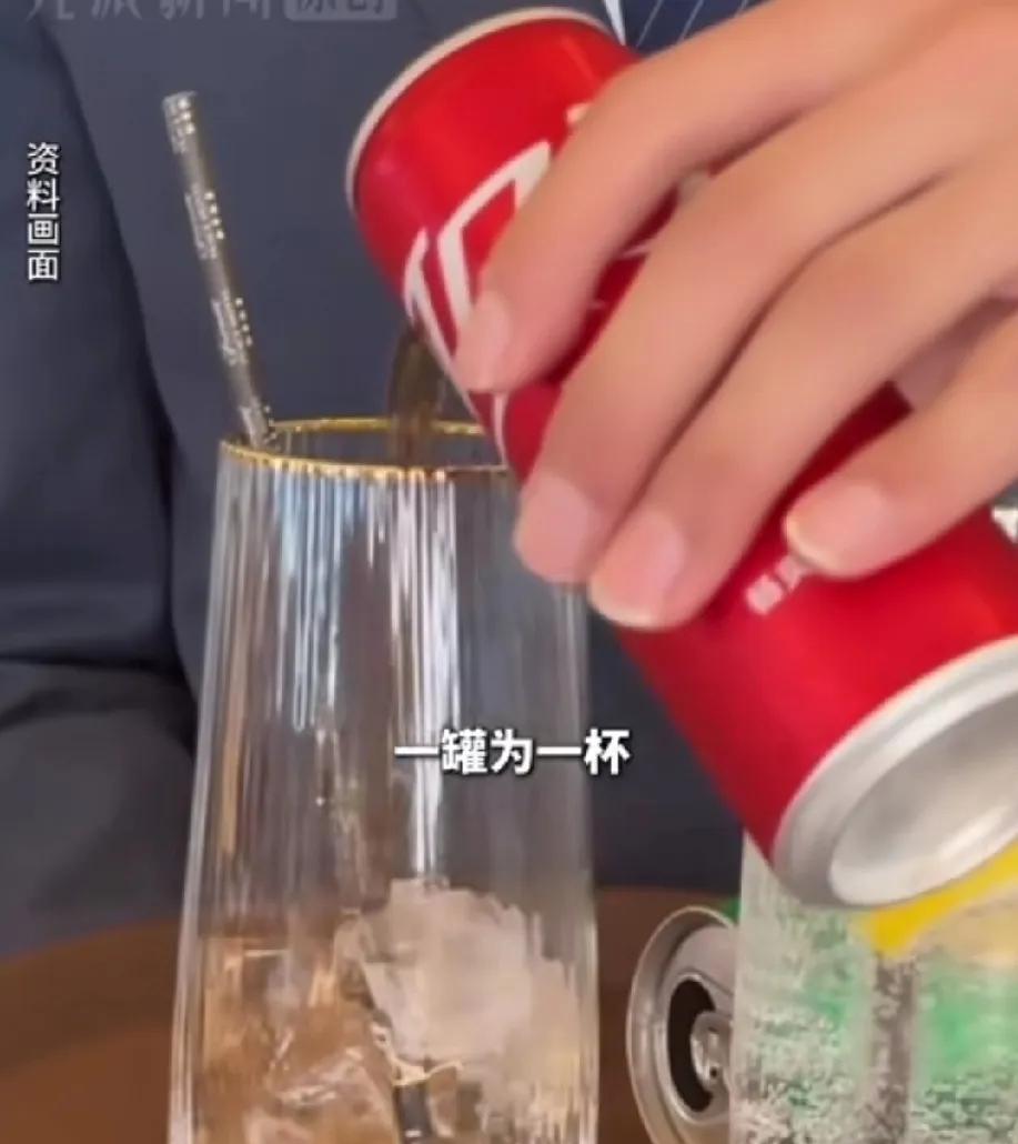 上海，男子去和平饭店用餐，他点了一罐椰子汁，结果他看见吧台服务员当着他的面，将超