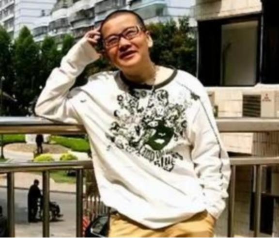 2005年，宁夏姑娘耿兰俊，做了国内首例“女变男”的手术，当男性器官被植入身体后