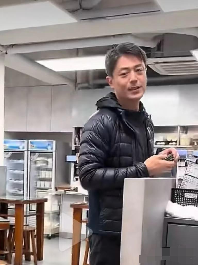 朱珠的那句话含金量还在上升，
她说“华哥拍戏的时候几乎几乎每天都请全剧组的人吃东