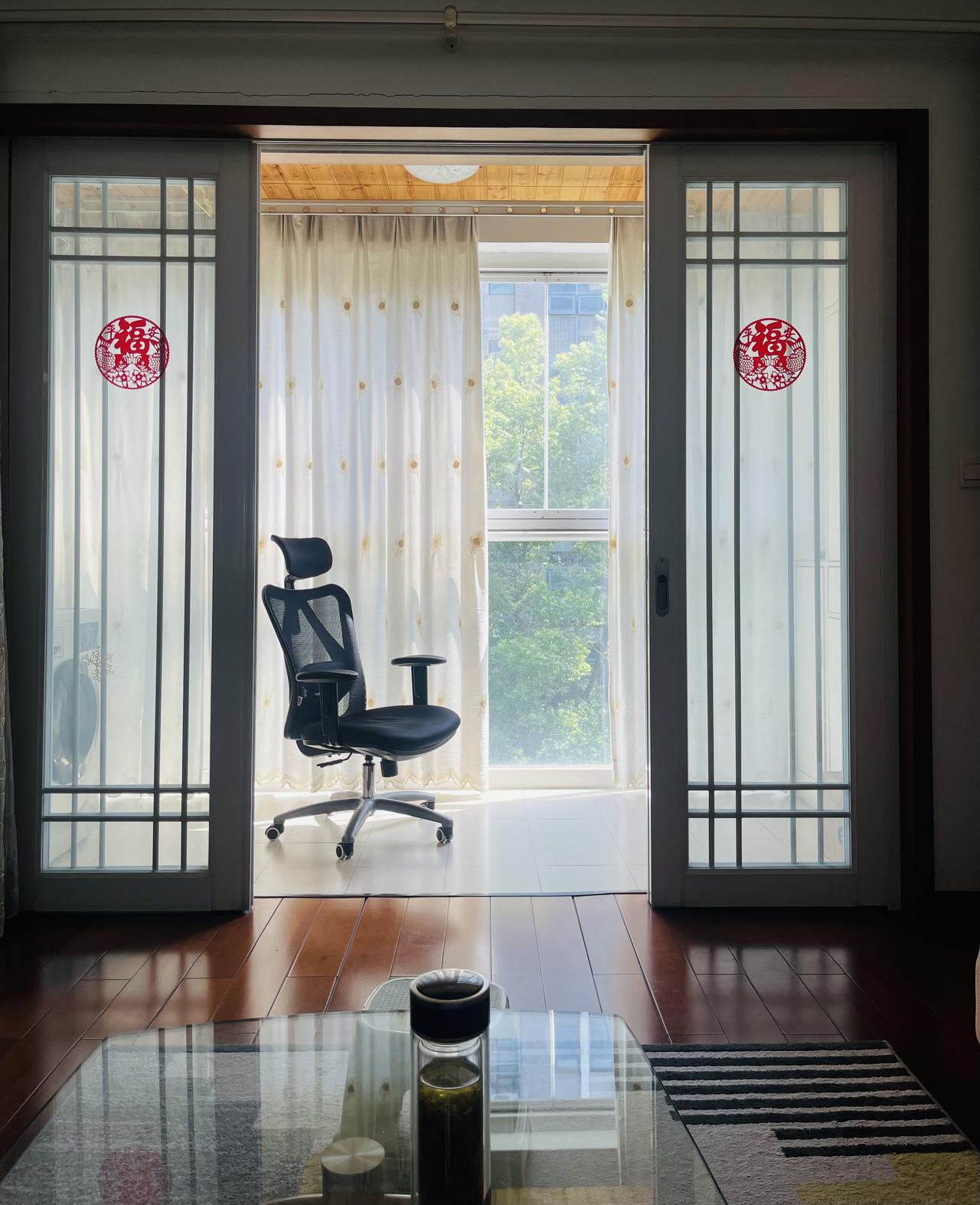 住不够的老宅。
这套房子有20年了，最近5年搬家了，这房子一直空置，既舍不得卖，