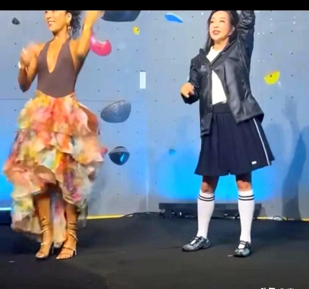 承认吧，刘晓庆是真的老了，
她跟吉克隽逸一块儿跳舞，那身显年轻的短裙穿在身上，可