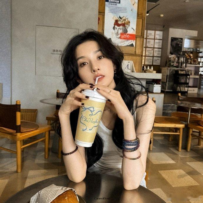 宋祖儿老吃家了宋祖儿真的很懂天津美食，妥妥一枚老吃家。vlog里面正餐、街边小吃