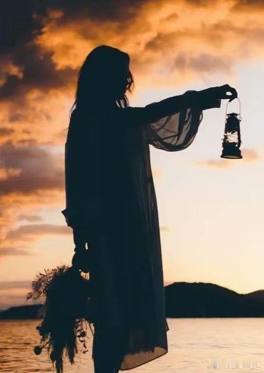 我们总以为，人生的某个阶段是缺憾的。年少时，渴望长大；长大后，又怀念曾经的轻盈；