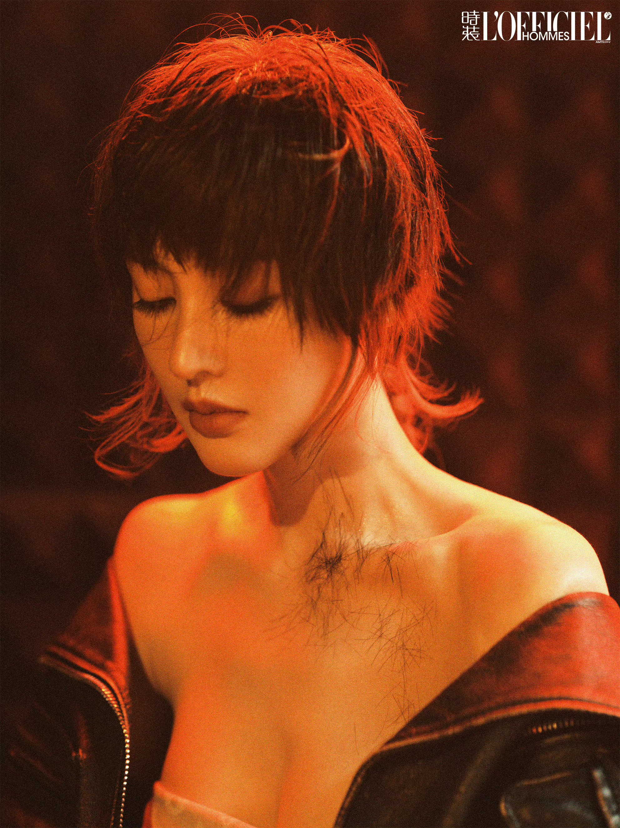 张天爱登上《时装男士》十一月刊封面，风格张力十足。一身利落西装搭配锐利眼神，打破