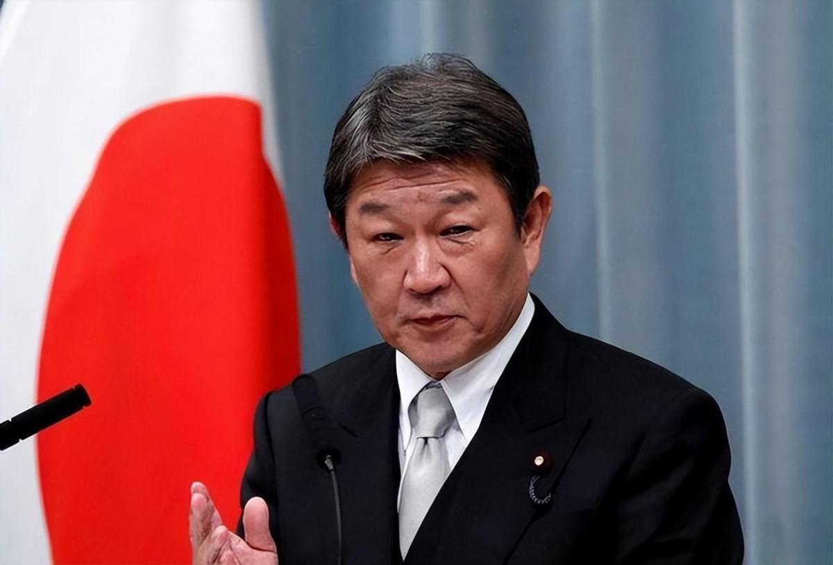 日：把这份文件看了，我们正式降级对华关系。
中：降就降呗，还专门送个蓝皮书过来，