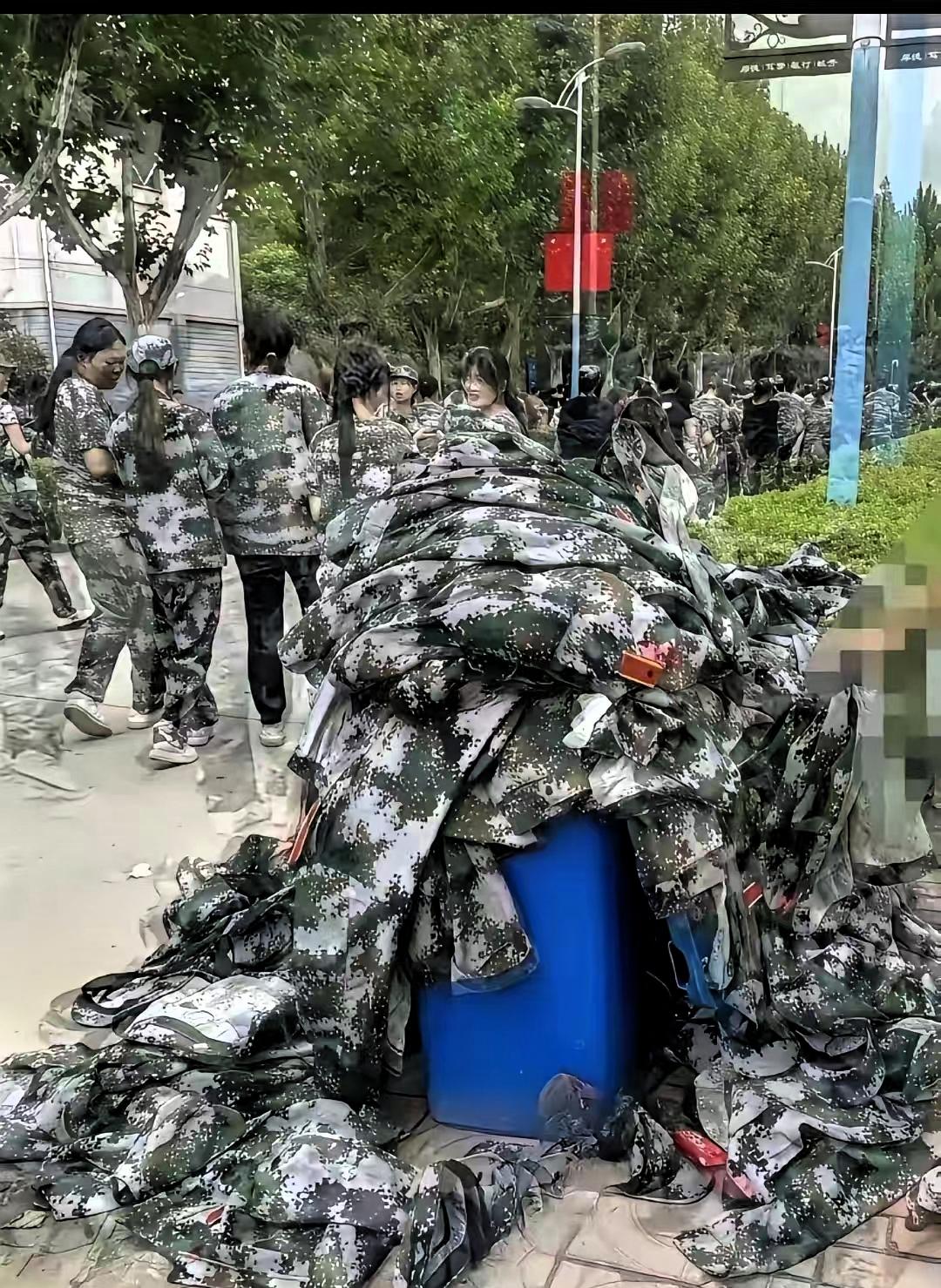 陈丽阳是湖北大学2026级新生，家在荆门农村。军训刚结束那几天，她看着宿舍楼里到