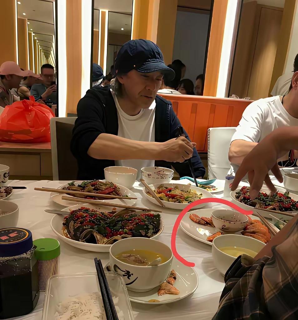 一家人围桌吃海鲜，其乐融融。