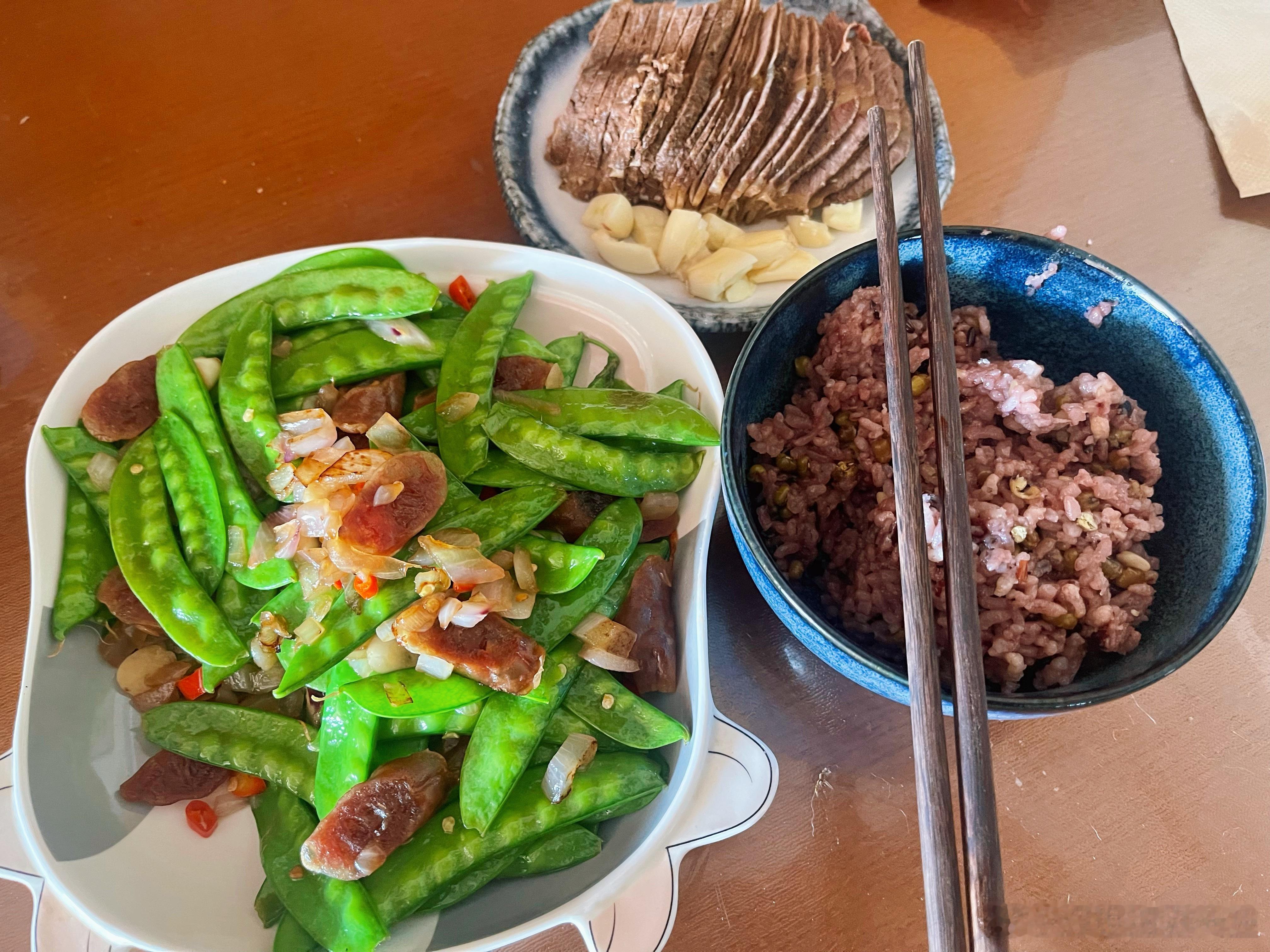 中午吃炒荷兰豆、酱牛肉，掺了豆类（不掺黄豆）的杂粮饭，热量约550大卡，动物来源