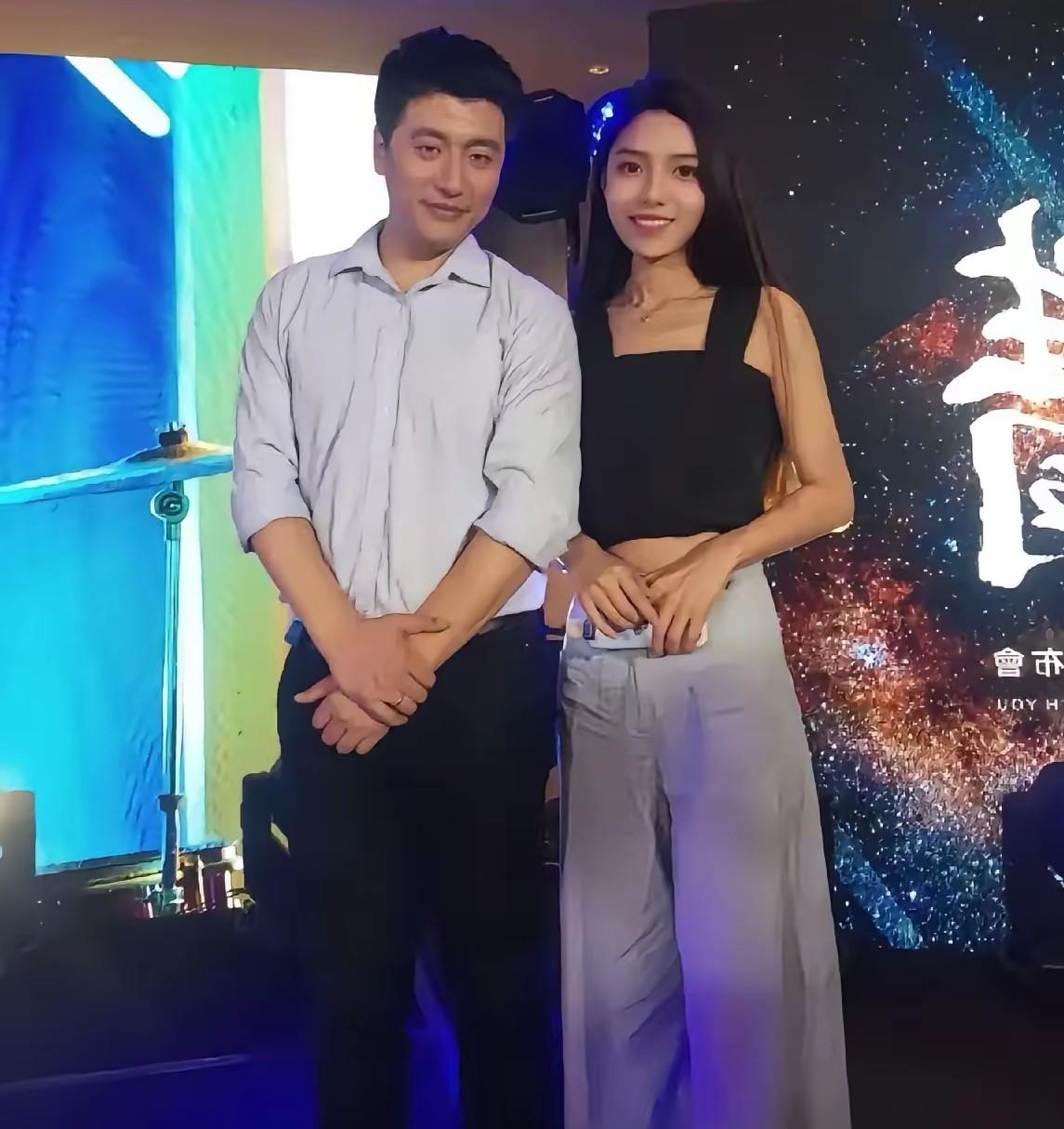 张雪峰旁边的美女是谁，哪里的。张雪峰这么优秀身边不缺美女，可真正关心他懂他的人又