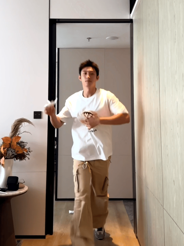 黄景瑜工作室放了一堆存粮，这件胸口能藏抽纸的Tshirt我求个同款！过敏性鼻炎老