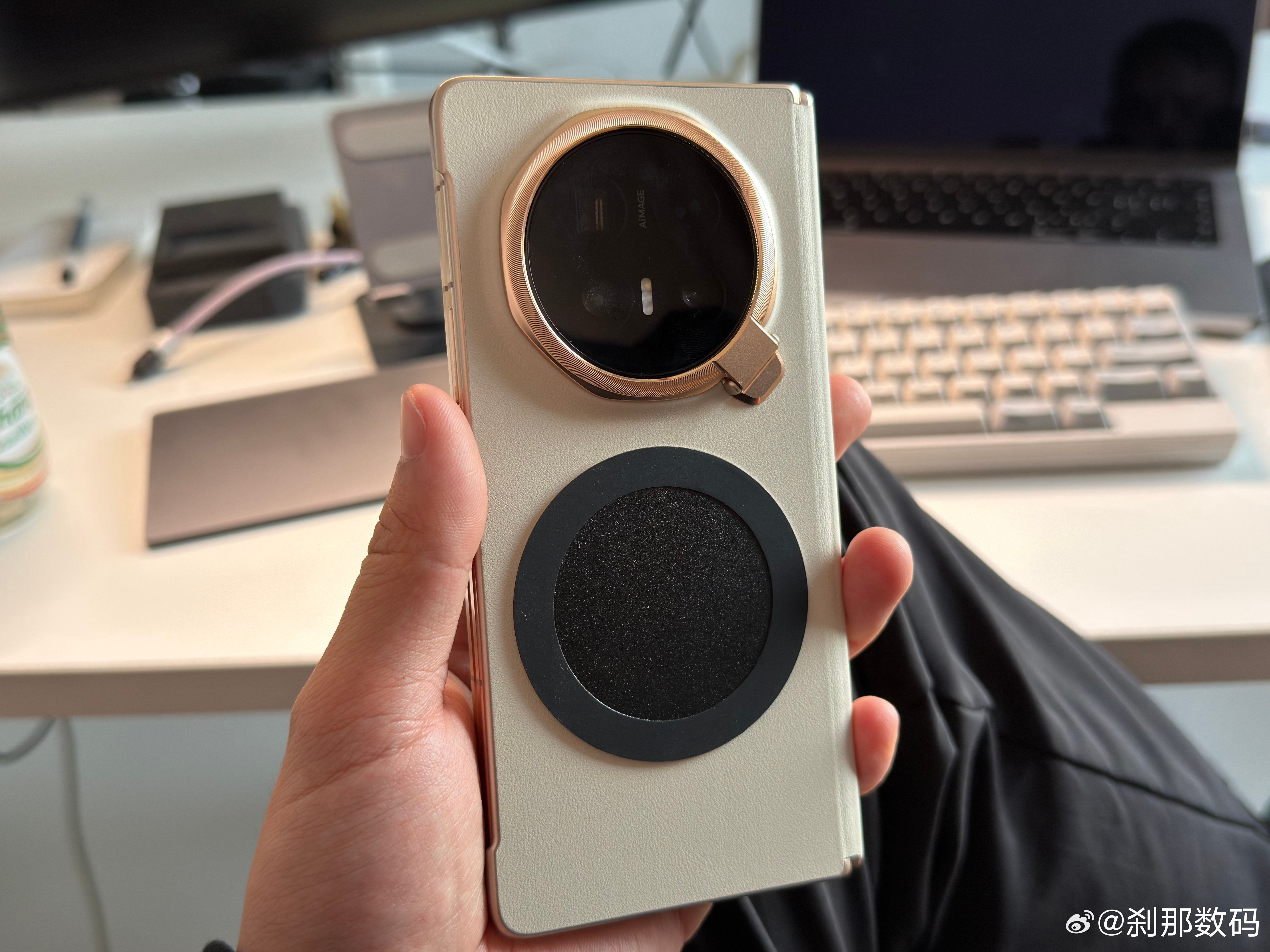 随包装赠的原装壳不带磁吸，又没挑到喜欢的壳，干脆就这样贴个磁吸圈用得了，也不是很